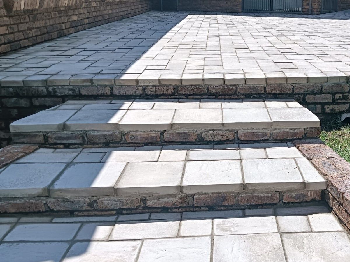 raised patio and steps in cream pavers