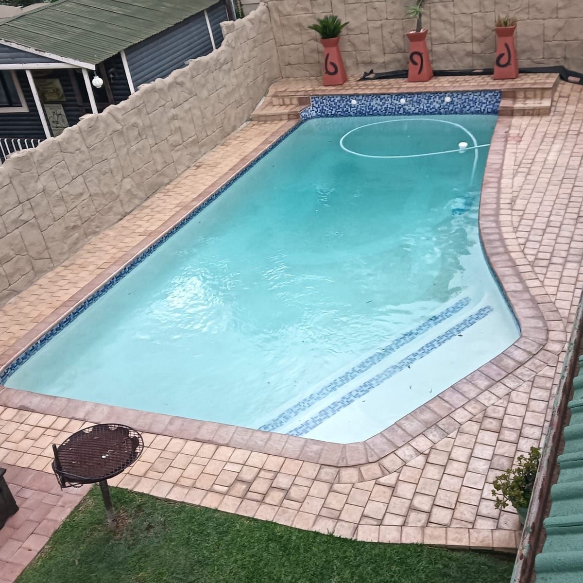 cobble paver pool surround in warm tan